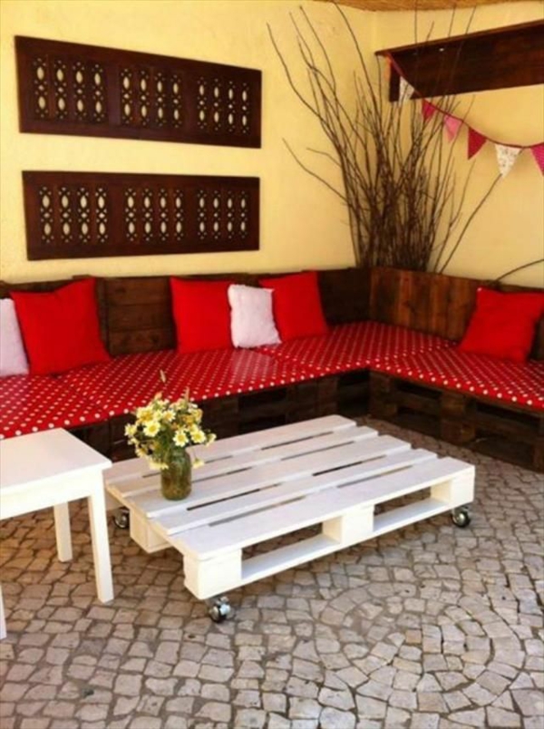 diy gartenmöbel paletten sofa punktmuster rot weißer tisch rollen