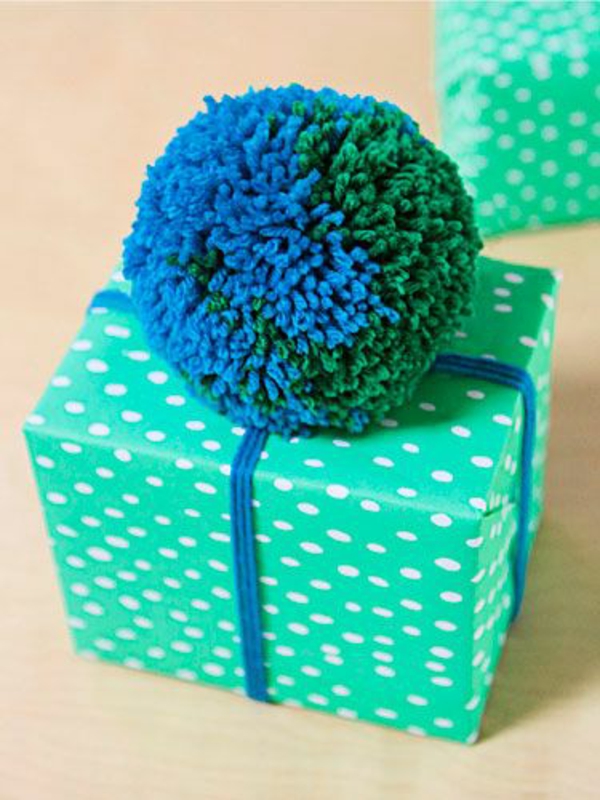 diy geschenkverpackung grünes geschenkpapier bommel