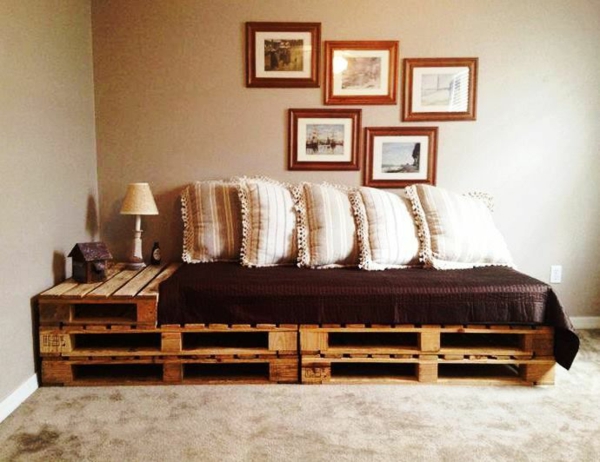 diy möbel sofa aus paletten eingebauter tisch 