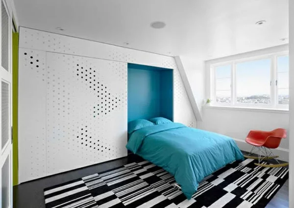 dunkler holzbodenbelag im modernen schlafzimmer teppich klappbett