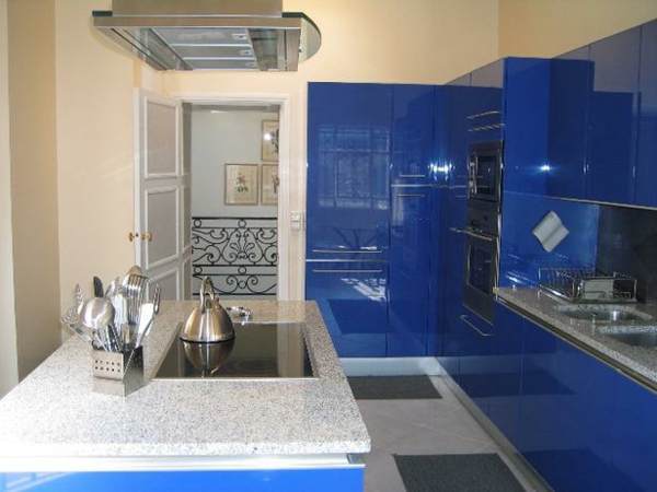 einrichtnugsideen wohnideen küche wandfarbe dunkel blau