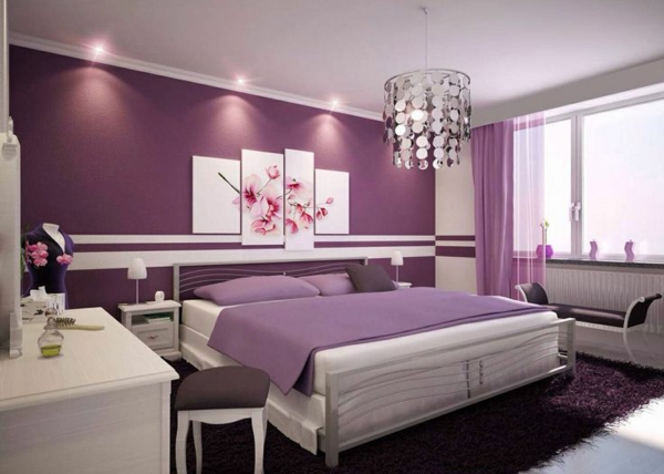 einrichtungsideen lila schlafzimmer bett wandart kronleuchter schminktisch 