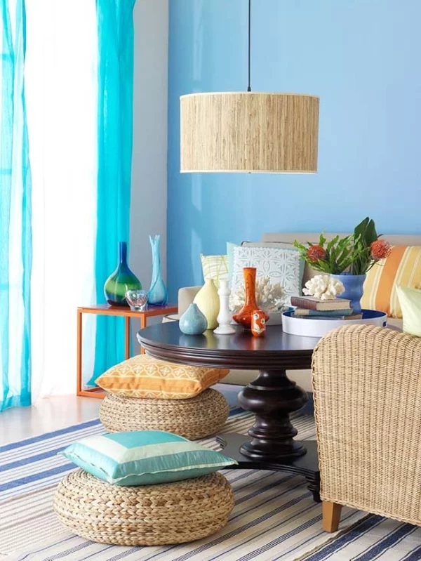eklektisches wohnzimmer blaue nuancen rattanmöbel tisch 