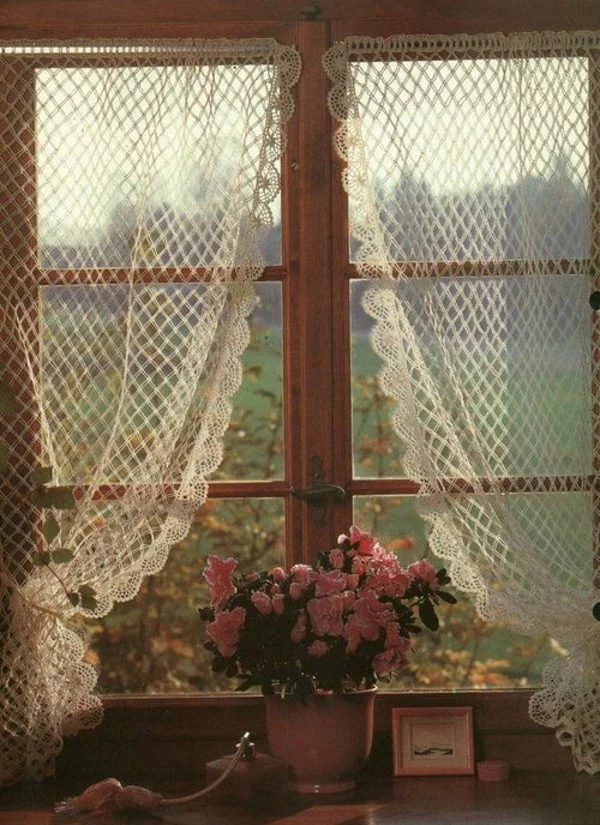 rustikale Gardinendekoration - zarte Spitze am Fenster