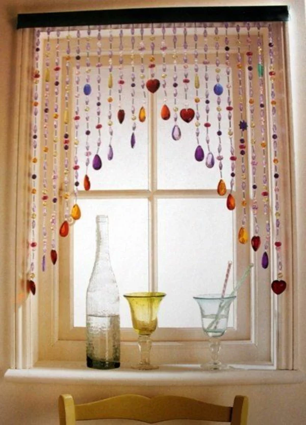 Girlanden aus Glasperlen dienen als schöne Gardinen am Fenster 