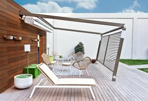 Gartengestaltung Ideen Pergola aus Metall leichte Konstruktion Gartenmöbel aus Metall 