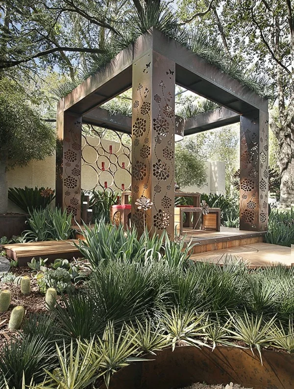 Garten Pergola aus Metall Gartenlaube als Kunstwerk umgeben von viel Natur 
