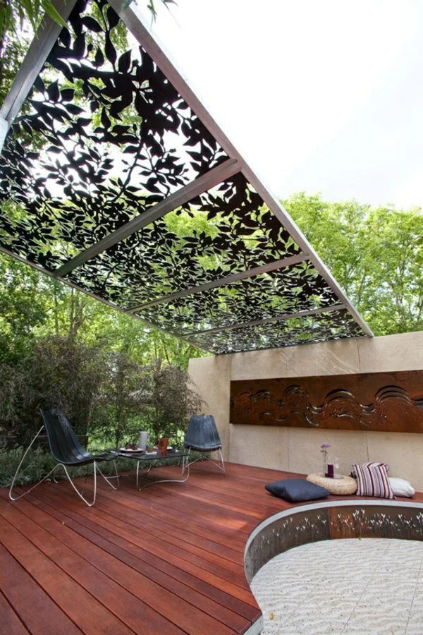 spitzförmige Gartenpergola aus Metall Terrassengestaltung Terrassendielen aus Holz 