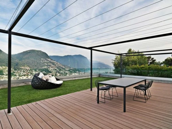 Holzboden auf der Terrasse moderne Pergola aus Metall ausgefallene Gartenmöbel