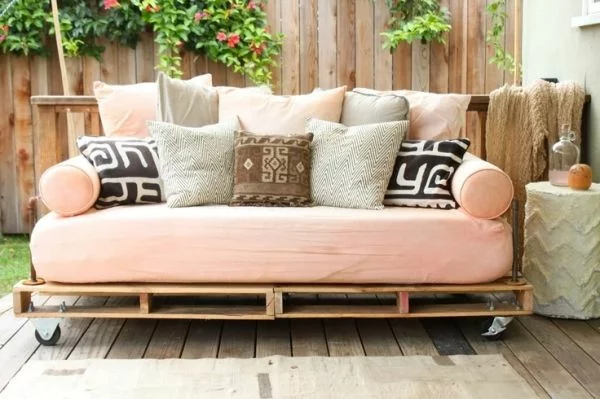 gartenmöbel aus paletten bett selbst bauen auf rollen matratze kissenbezüge dekokissen
