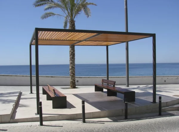 Gartenlaube am Meeresufer Pergola aus Metall perfekter Sonnenschutz Sitzbänke aus Holz 