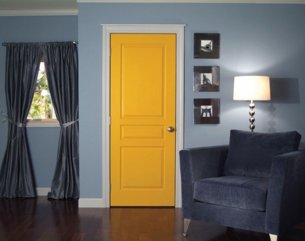 gelbe innentüren mit zarge aus holz wandfarbe hellblau