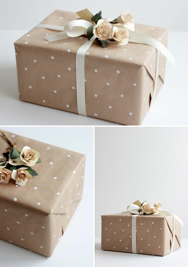 geschenke-schön-verpacken-punktmuster-künstliche-blumen