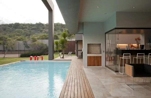 modernes Haus mit Pool 