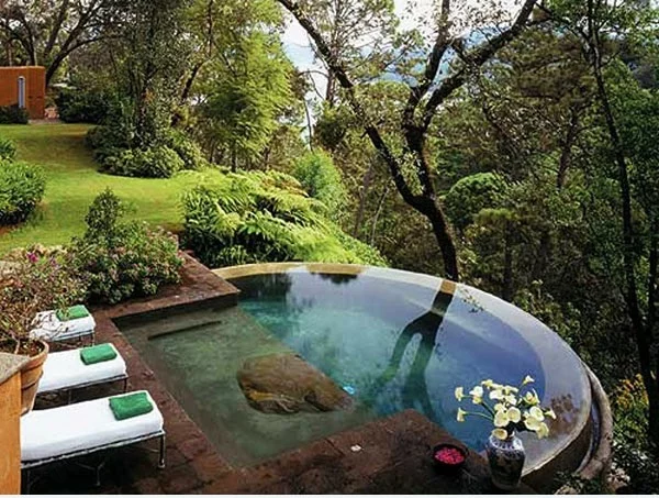 infinity pool liegen sonne relax gartenpool Swimmingpool im Garten