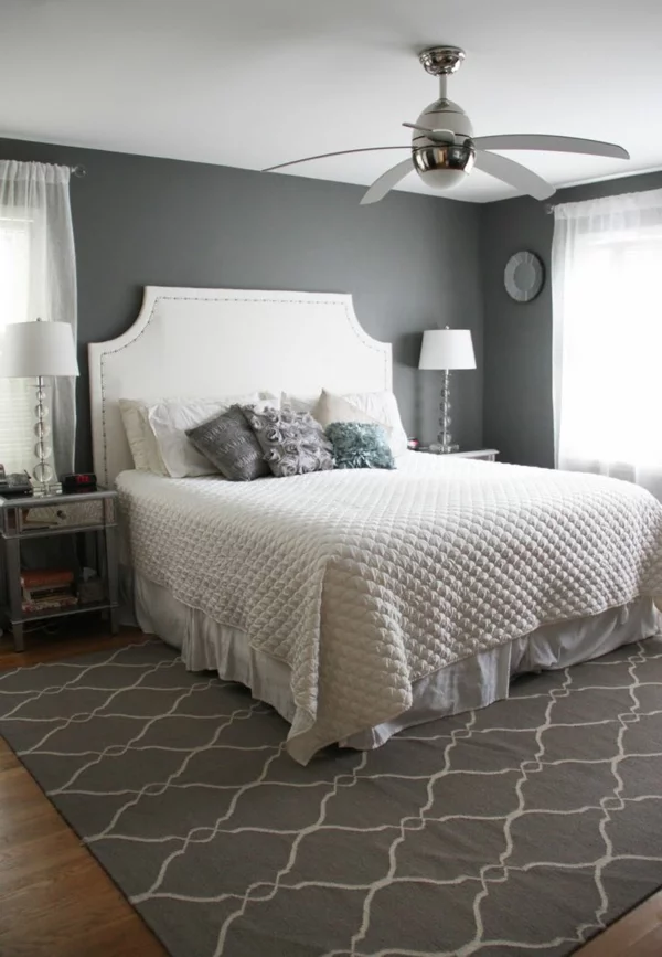 interior design schlafzimmer farbideen grau wand weiße bettdecke