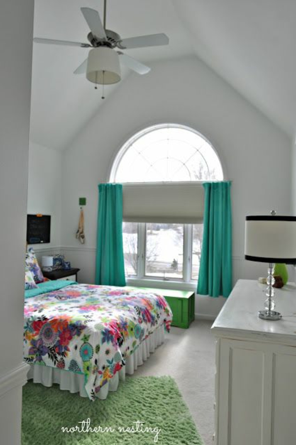 jugendzimmer mit dachschräge grüne gardinen bett 