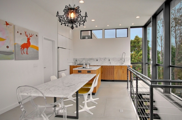 küche mit esszismmer esstisch marmorplatte acrylstühle minimalistisch modern