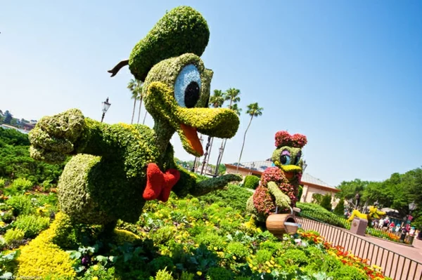 landschaft gartenskulpturen comicfiguren  donald duck