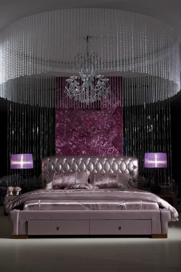luxus schlafzimmer lila designideen bett kronleuchter 