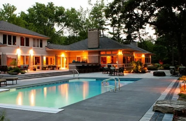 Großes Wohnhaus mit Pool im Garten