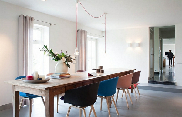 minimalistische moderne esszimmer möbel holztisch bunte stühle