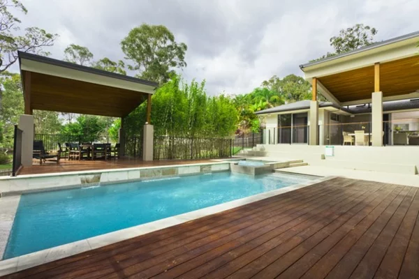 modern pool dach landschaft holz bodenbelag