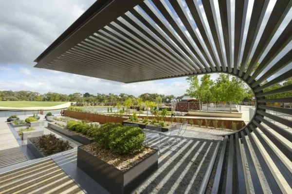 ausgefallene moderne Architektur im Park viel Grün Pergola aus Metall 