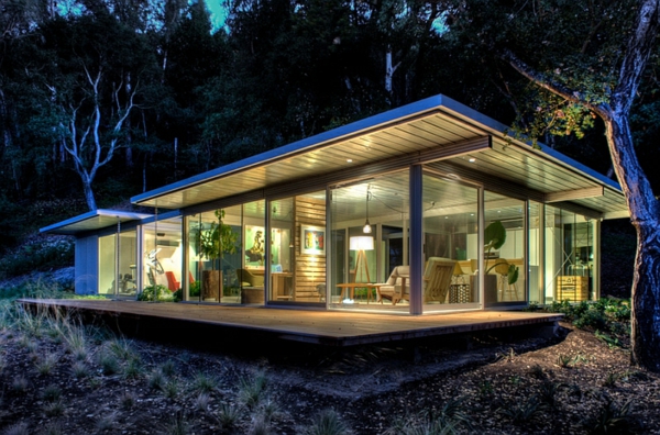 moderne architektur glaswände naturlook standleuchten wohnzimmer landhaus
