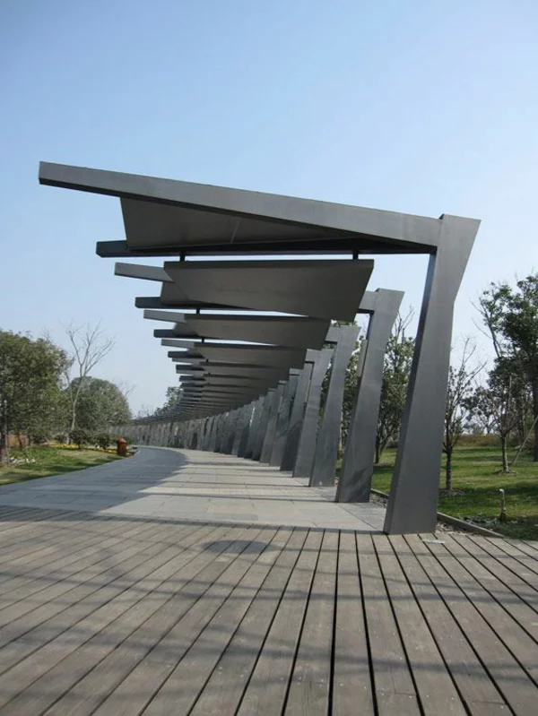 moderne Architektur im Park Pergola aus Metall schattenspendende Konstruktion Holzboden 