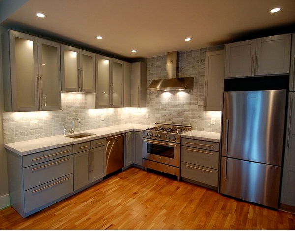 15 moderne graue Küchenschränke in warmen Nuancen