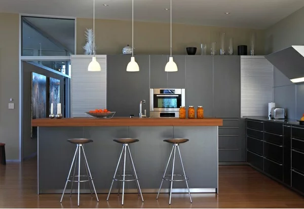 moderne graue Küchenschränke küchenmöbel küchenhocker licht
