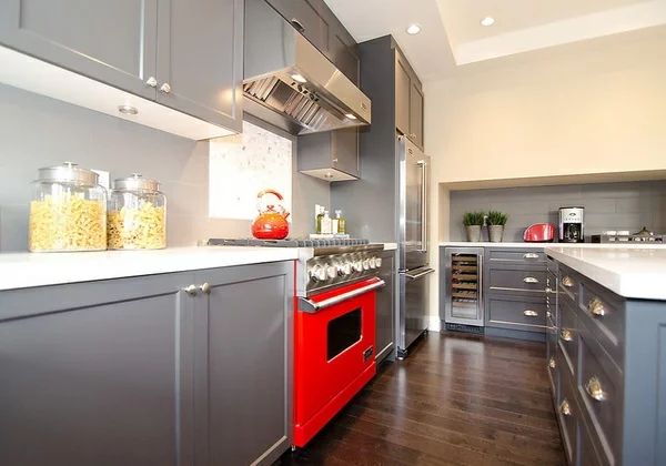 moderne graue Küchenschränke küchenmöbel rot herd