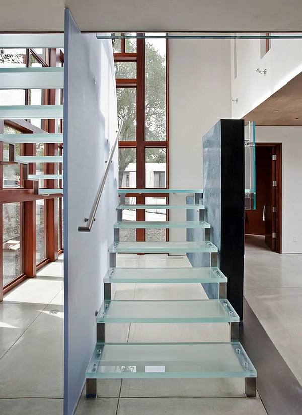 moderne schwebende treppe aus glas korridor