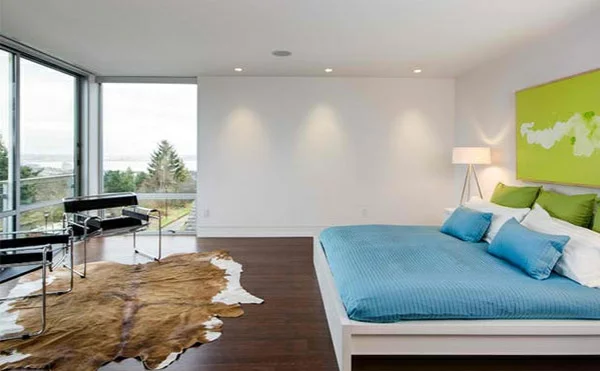 modernes schflafzimmer farbgestaltung ideen holzboden fellteppich