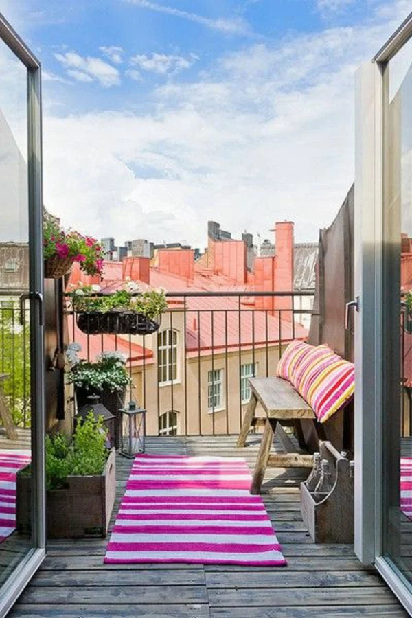 patio designideen farbig kolorit pflanzen balkonteppich 