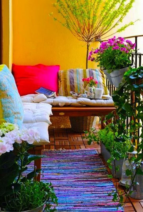 patio designideen farbig pflanzen terrassenteppich 