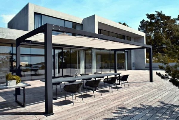  Metallpergola am modernen Haus Holzveranda Essbereich Rattan Esstisch und Stühle