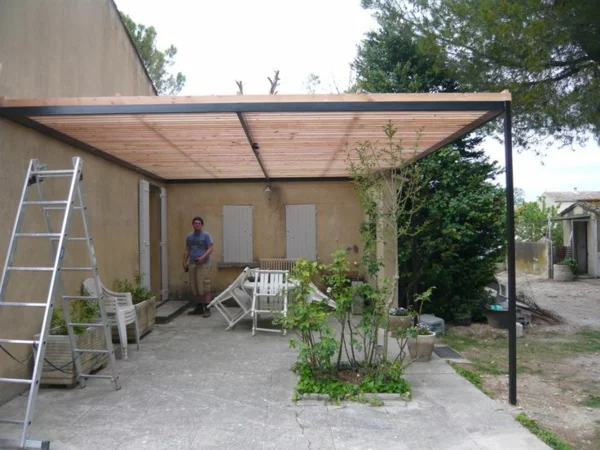 angebaute Pergola aus Metall Sonnenschutz Schattenspender auf der Terrasse 