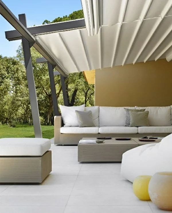 Pergola aus Metall Terrassenüberdachung Sichtschutz weiße Gartenmöbel