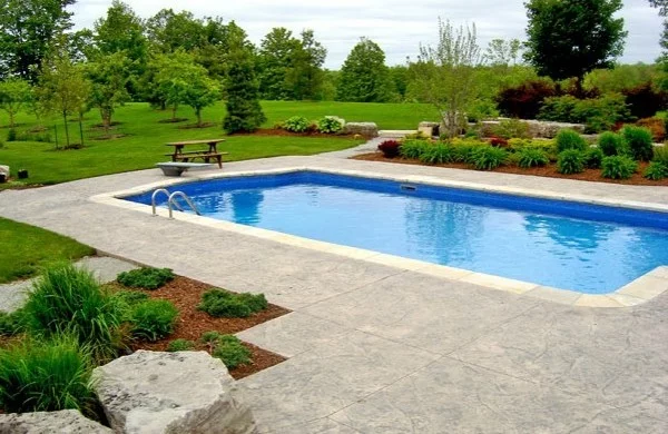 klassisches Schwimmbad im Garten 