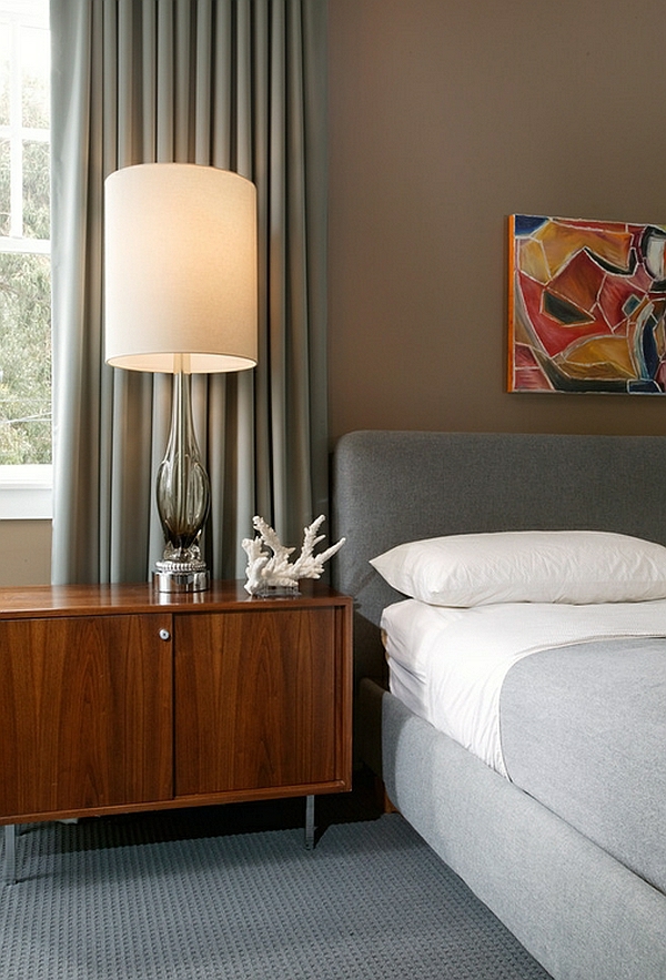 schlafzimmer bett holz kommode stehlampe silber lampenständer lampenschirm weiß