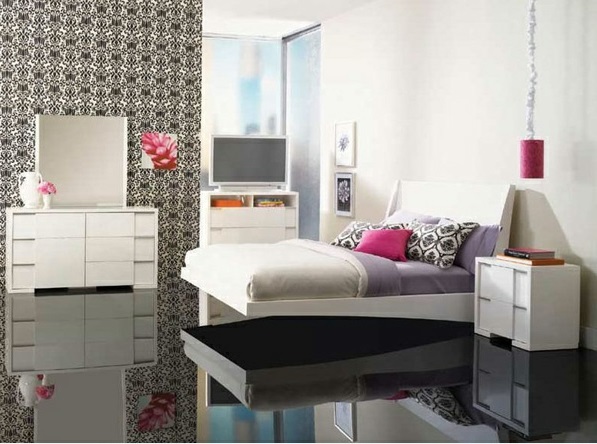 schlafzimmer design ideen schwarz-weiß glänzender boden bett 