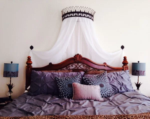 schlafzimmer designideen gardinen über dem bett bettdecke
