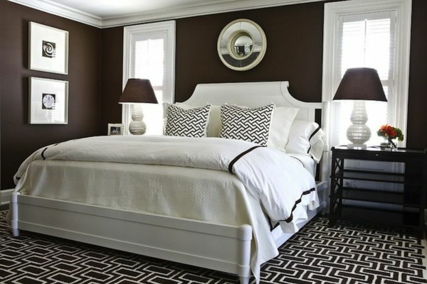 schlafzimmer designideen wandfarbe in brauntöne weißes bett tischlampen 