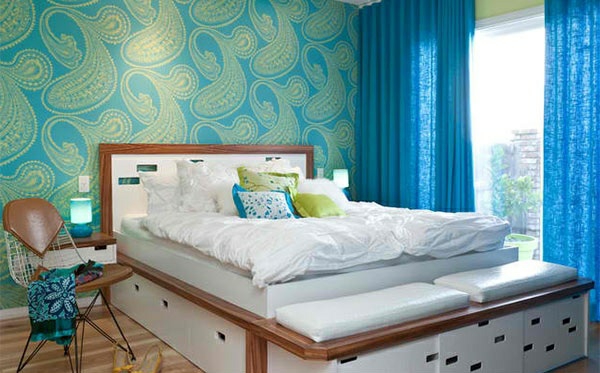 schlafzimmer farben idee blaue wandtapete paisleymuster blaue vorhänge