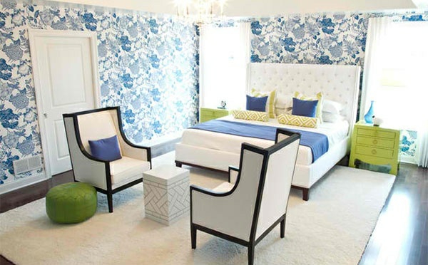 schlafzimmer farbideen blau weiß grün wabdgestaltung gemusterte wandtapete