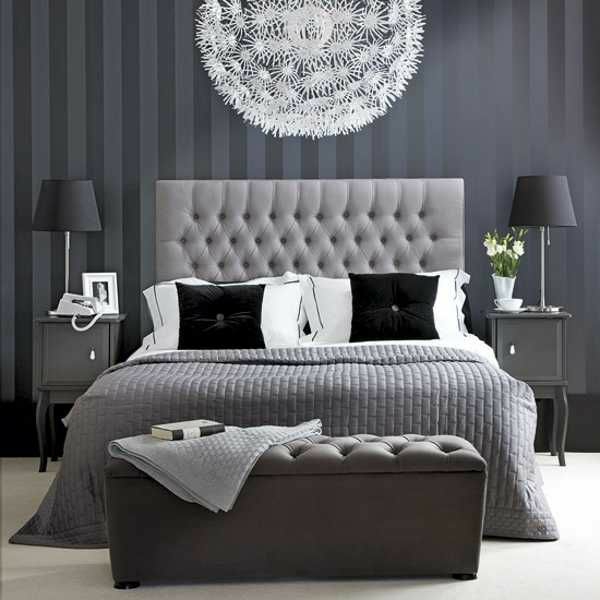 schlafzimmer farbideen grau weiß schwarz bett kronleuchter 