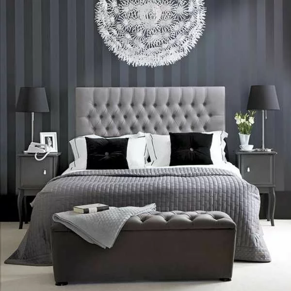 schlafzimmer farbideen grau weiß schwarz bett kronleuchter 