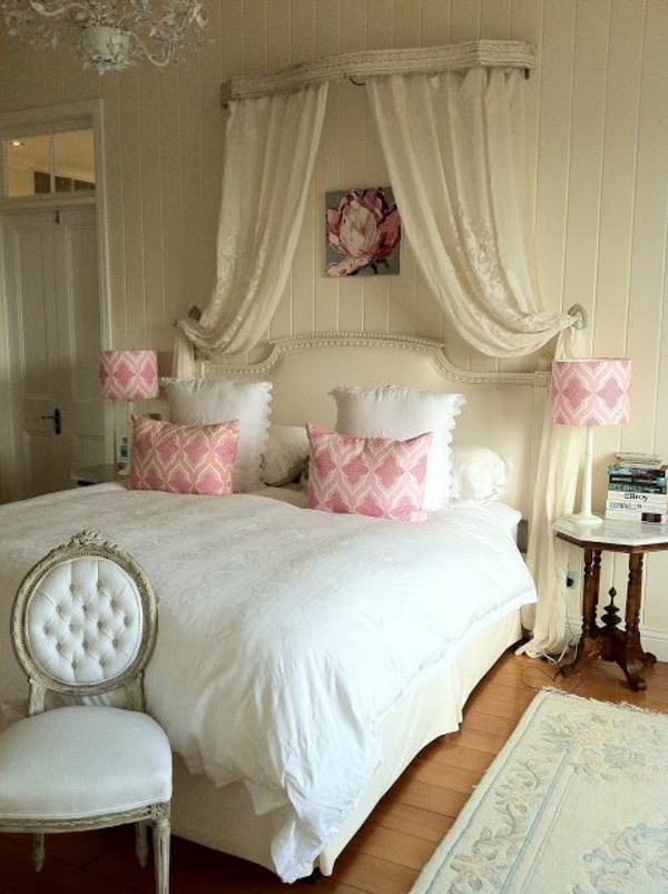 schlafzimmer im französsischen stil weiße bettdecke rosa akzente